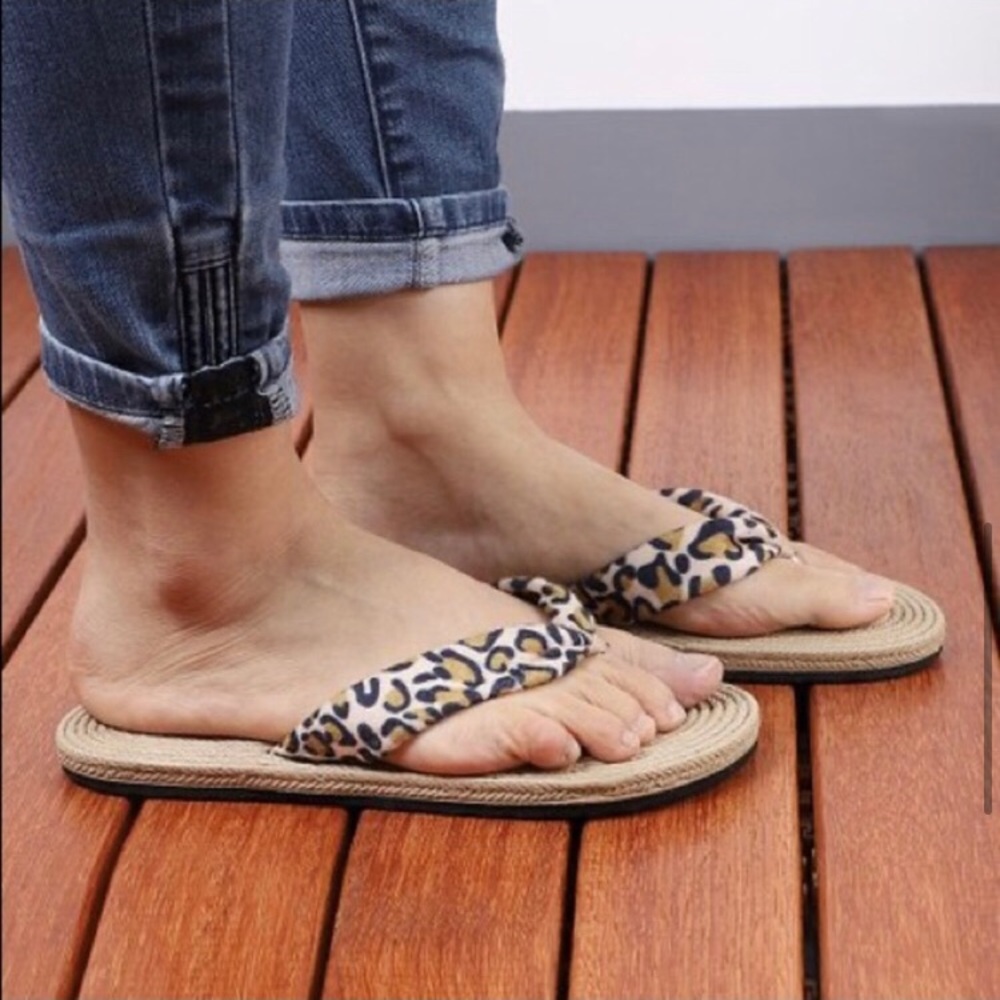 LAST PAIR: Adorable women’s soft leopard strap flip flop sandals - Picture 5 of 8
